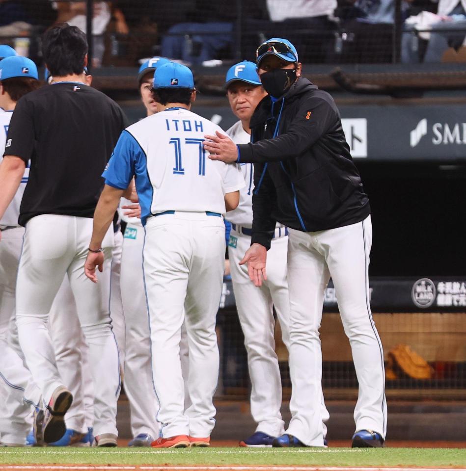 　伊藤（１７）らを迎える新庄監督（撮影・中島達哉）