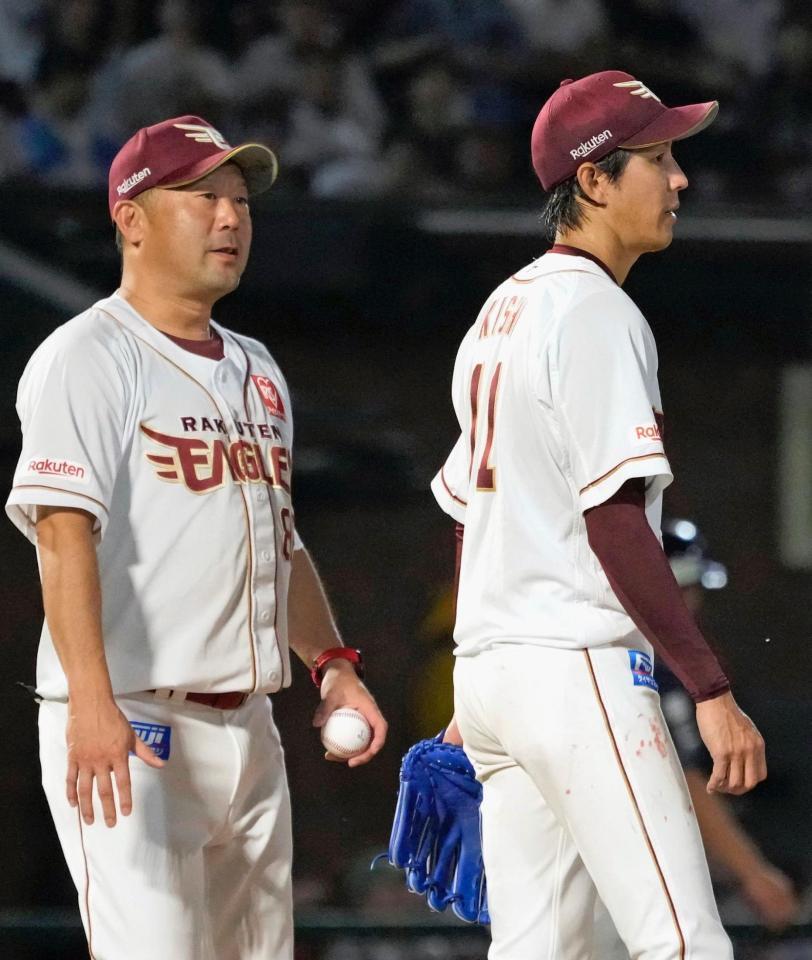 　６回、同点打を許し三木監督（左）から交代を告げられる先発の岸