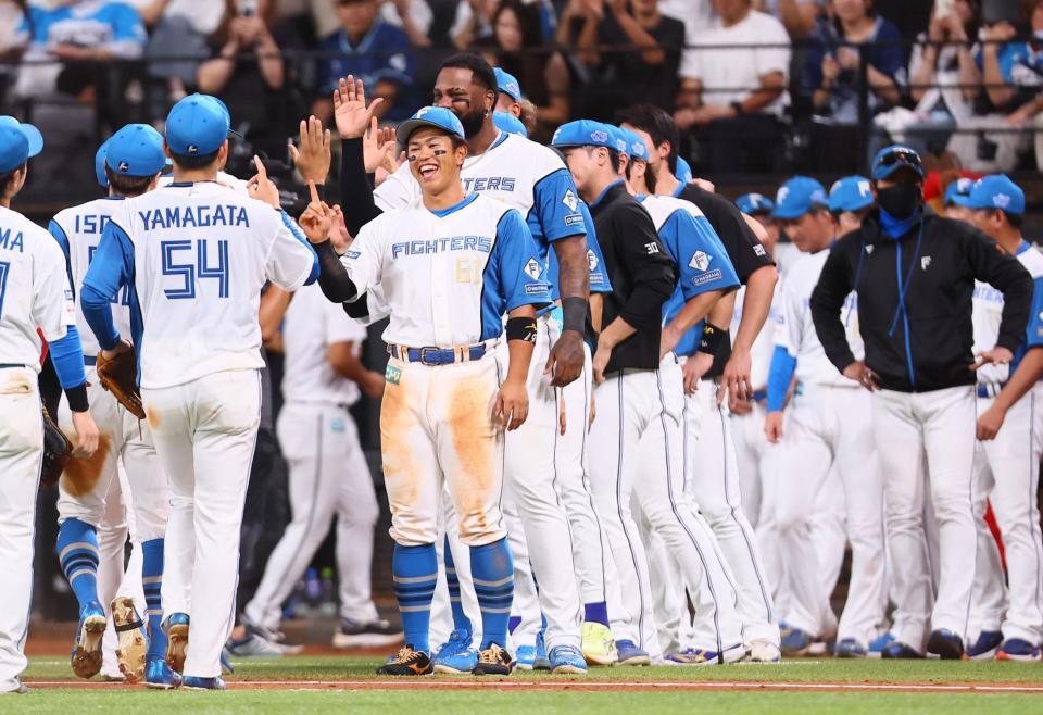 　ナインを迎える今川（中央）＝撮影・中島達哉