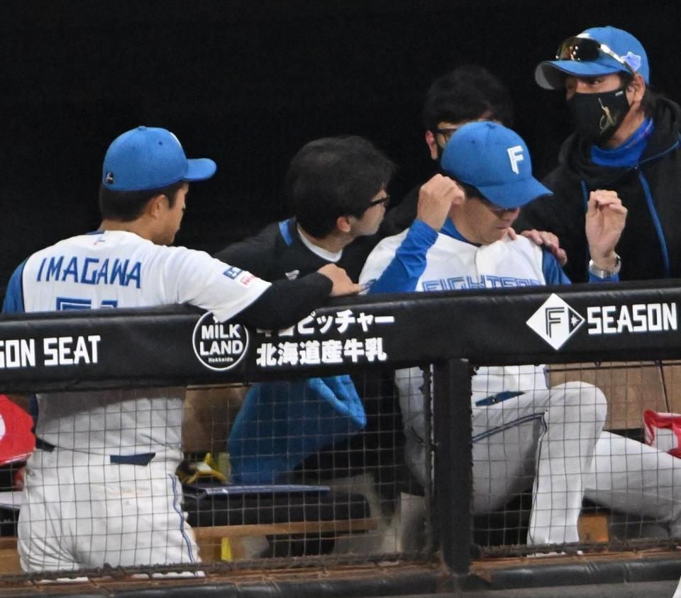 　８回、折れたバットが飛び込んだ日本ハムベンチ