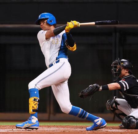 　３回、二塁打を放つ水谷（撮影・中島達哉）