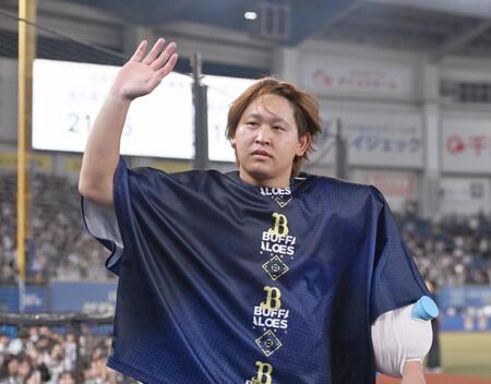 　今季６勝目を挙げスタンドの祝福に応える宮城（撮影・開出牧）