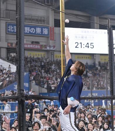 　今季６勝目を挙げスタンドの少年にウイングボールをプレゼントする宮城（撮影・開出牧）