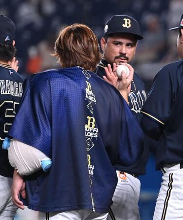 　今季６勝目を挙げマチャド（後方）からウイングボールを受け取る宮城（撮影・開出牧）