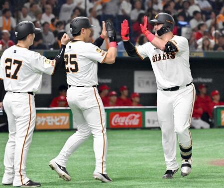 　１回、満塁本塁打を放ち、二走岸田（左）、三走岡本（中央）とタッチを交わすリチャード