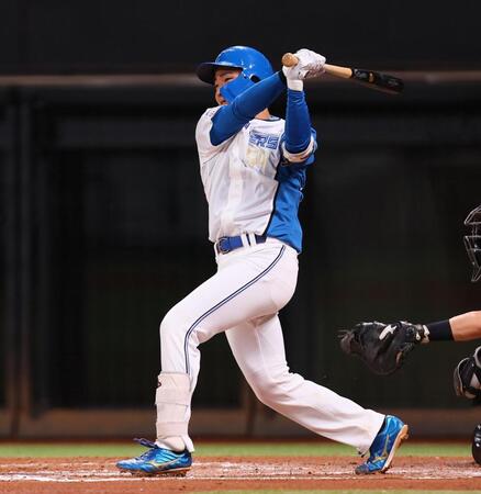 　６回、２打席連発となる２ランを放つ山県（撮影・中島達哉）