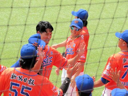 　今季限りで現役を引退するオイシックス・三上。降板後、感慨深げな表情を浮かべる