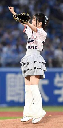 　始球式を行う声優の日高里菜＝９日