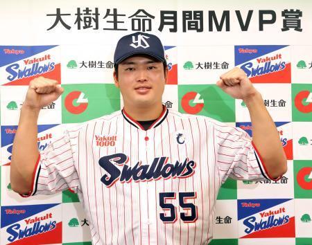 　月間ＭＶＰを受賞したヤクルトの村上＝１０日、神宮