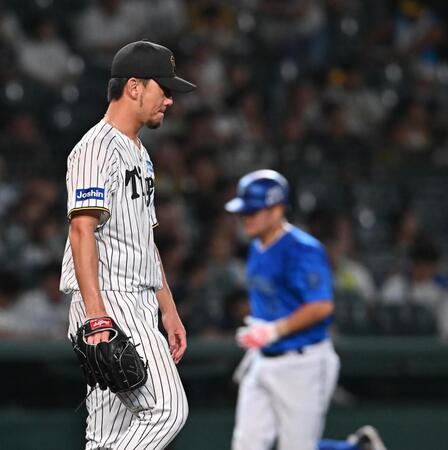 　４回、筒香（右）に逆転３ランを浴びた伊藤将（撮影・西田忠信）