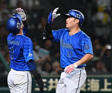 　４回、逆転３ランを放ち生還する筒香（右）＝撮影・西田忠信