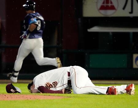 　２回、渡部聖（奥）の打球が直撃し倒れ込む内