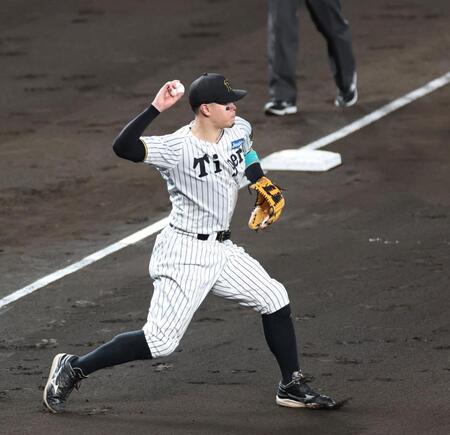 　４回、佐藤輝は桑原のバントを二塁へ送球するも野選となる（撮影・北村雅宏）