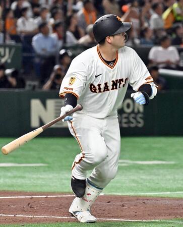 　４回、岸田が左中間に同点２ランを放つ