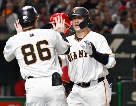 　４回、同点２ランを放ち、コーチとタッチを交わす岸田