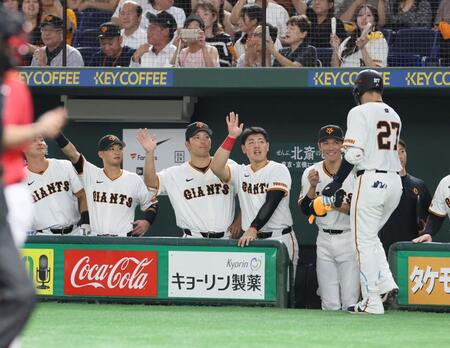 　４回、同点２ランを放った岸田（２７）を迎える巨人ナイン（撮影・石井剣太郎）