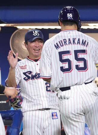 　４回、２ランを放った村上を迎える高津監督