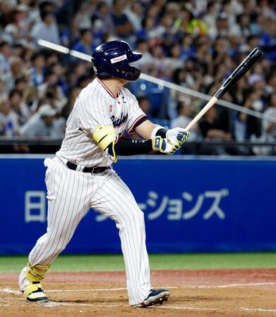 　４回、村上が左越えに２ランを放つ