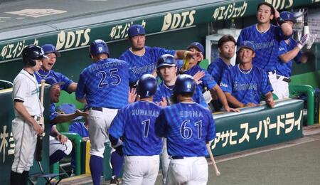 　４回、逆転３ランを放った筒香（２５）を迎える三浦監督（左から２人目）らＤｅＮＡナイン（撮影・北村雅宏）