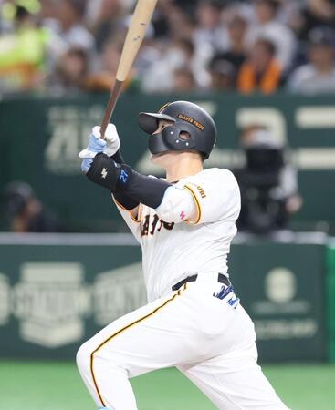 　４回、同点２ランを放つ岸田（撮影・石井剣太郎）