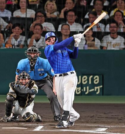 　６回、左中間スタンドへソロを放つオースティン（撮影・立川洋一郎）