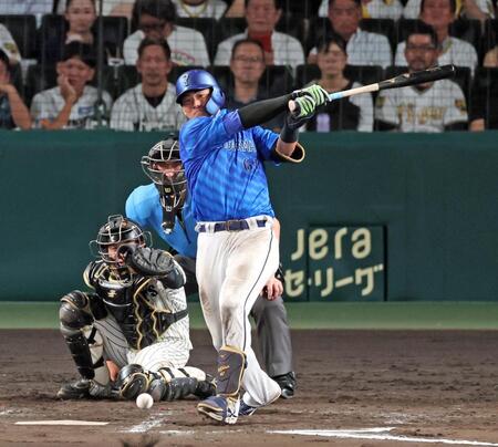 　７回、中前へ２点適時打を放つ蝦名（撮影・立川洋一郎）