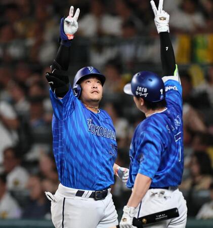 　４回、３ランを放った筒香（左）は佐野に迎えられる（撮影・田中太一）