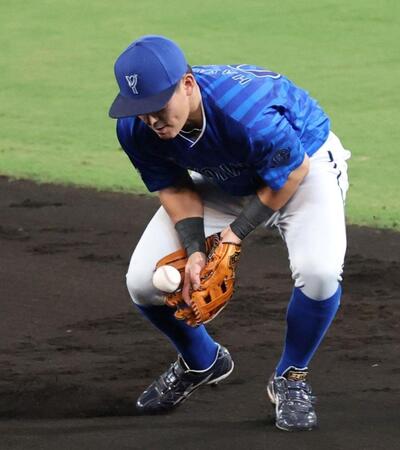 　３回、近本のゴロをファンブルする林（撮影・北村雅宏）