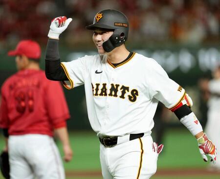 　８回、勝ち越しの左犠飛を放ちガッツポーズをする代打・坂本
