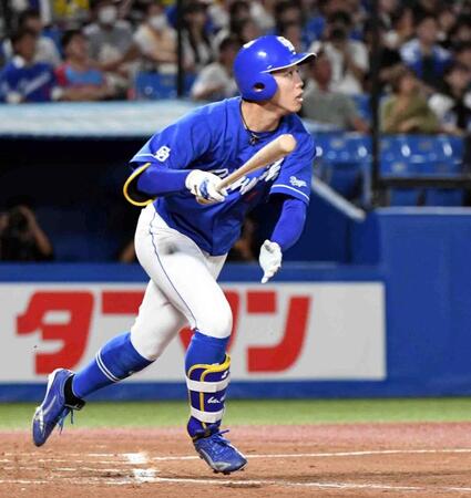 　２回、岡林は右越えに５号先制２ランを放つ（撮影・佐藤厚）