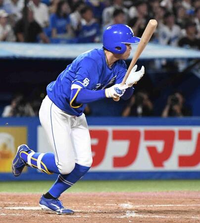 　４回、岡林は中前に２点適時安打を放つ（撮影・佐藤厚）