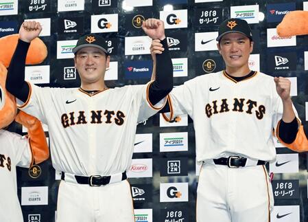 　ヒーローインタビューを終え、ポーズをとる坂本（右）と岸田