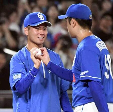 　松山（右）からウイニングボールを渡される金丸（撮影・佐藤厚）