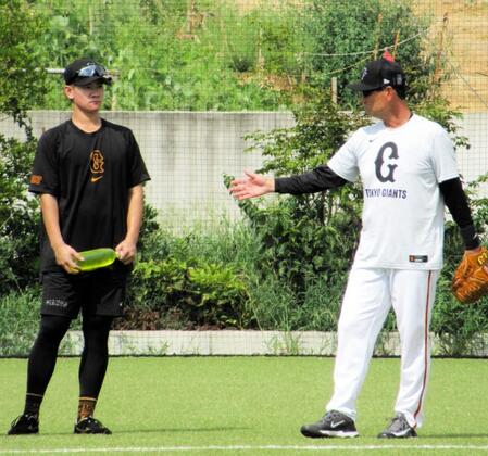 　話し込む桑田２軍監督と井上