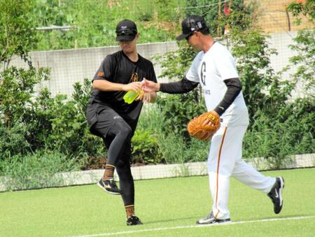 　アドバイスを送る桑田２軍監督と井上（左）