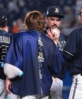 　今季６勝目を挙げマチャド（後方）からウイングボールを受け取る宮城（撮影・開出牧）