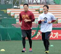 ２０１３年１０月、日本シリーズに向け笑顔で調整する楽天・田中将大。右は美馬