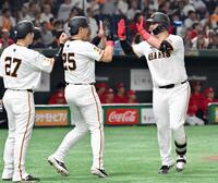 　１回、満塁本塁打を放ち、二走岸田（左）、三走岡本（中央）とタッチを交わすリチャード