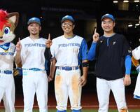 　執念ポーズで記念撮影に応じる（左から）伊藤、今川、山県