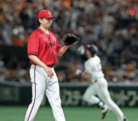 　１回、キャベッジ（奥）に本塁打を許した大瀬良（撮影・石井剣太郎）