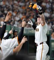 　１回、本塁打を放ちナインに迎えられるキャベッジ