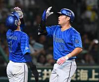 　４回、逆転３ランを放ち生還する筒香（右）＝撮影・西田忠信