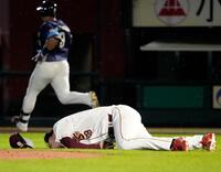 　２回、渡部聖（奥）の打球が直撃し倒れ込む内