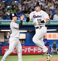 　４回、２ランを放ち一走・内山（左）とタッチを交わす村上