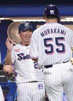 　４回、２ランを放った村上を迎える高津監督