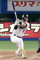 　４回、村上が左越え２ランを放つ