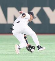 　３回、中村奨の打球を好捕する吉川（撮影・石井剣太郎）