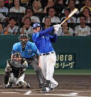 　６回、左中間スタンドへソロを放つオースティン（撮影・立川洋一郎）