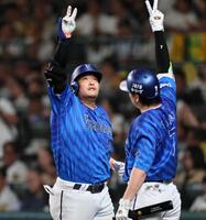　４回、３ランを放った筒香（左）は佐野に迎えられる（撮影・田中太一）