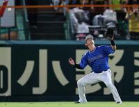 　１回、佐藤輝の打球を見失い、適時打にする蝦名（撮影・田中太一）